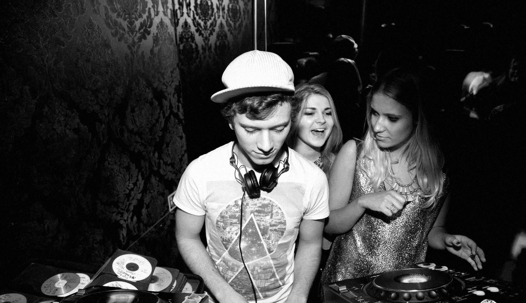 Wit, then Theo Wainhouse, at the decks at Embargoes, Chelsea, 2011